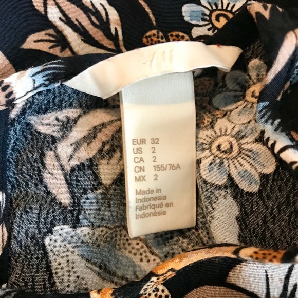 H&M Blue Floral Top - Size: 2 EUC - Picture 4 of 4